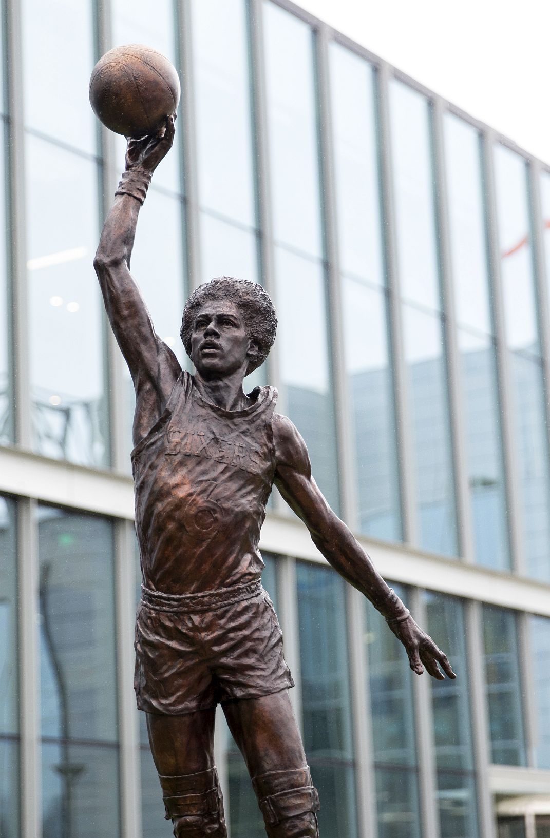 ジムビームオブジェ Sixers unveil sculpture that immortalizes 'Dr. J' | Basketball