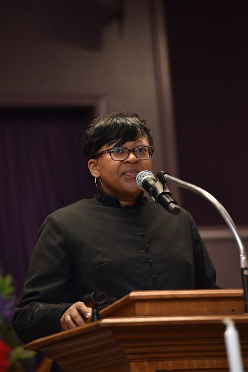 Minister DeAndra Richardson leads the church in prayer.