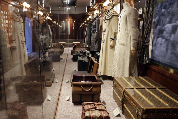 Tourists Enter Leave Louis Vuitton Store Editorial Stock Photo