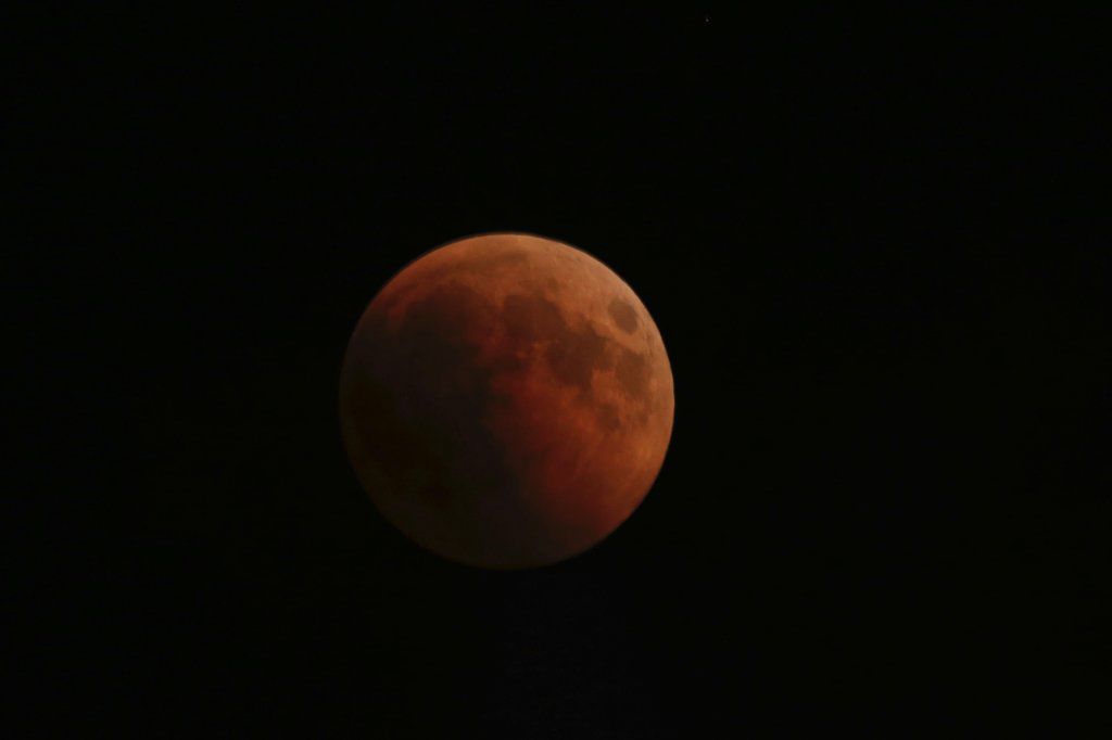 Complete lunar eclipse begins, the longest of this century News