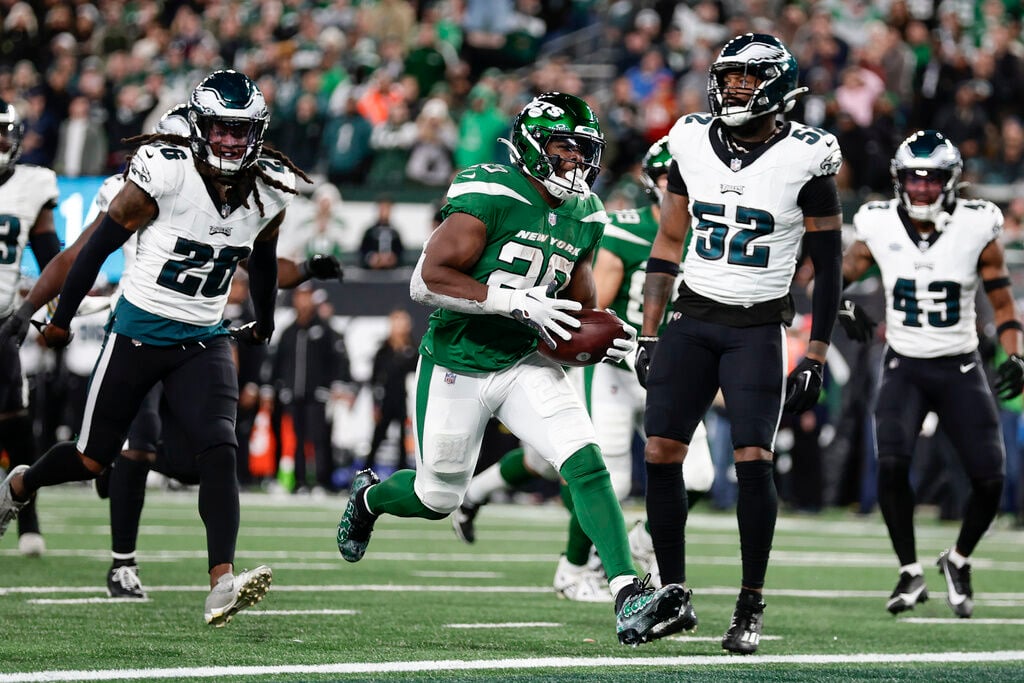 Hall runs for a late TD and the Jets shock the Eagles 20-14 to send Philly  to its first loss, Sports