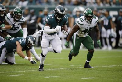 Jordan Howard powers Eagles' ground game, Football