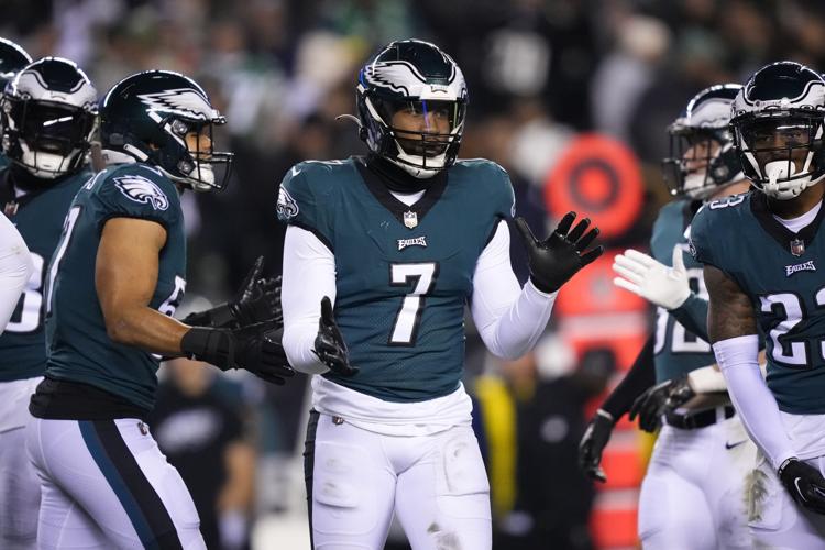 Hurts runs for 3 TDs as Eagles squeeze by Bears 25-20 - The San