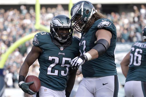 Huff, McCoy lead Eagles past Titans 43-24