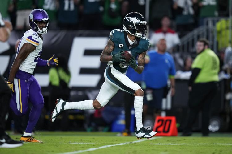 Jalen Hurts runs for 2 TDs; Eagles hold off fumble-prone Vikings