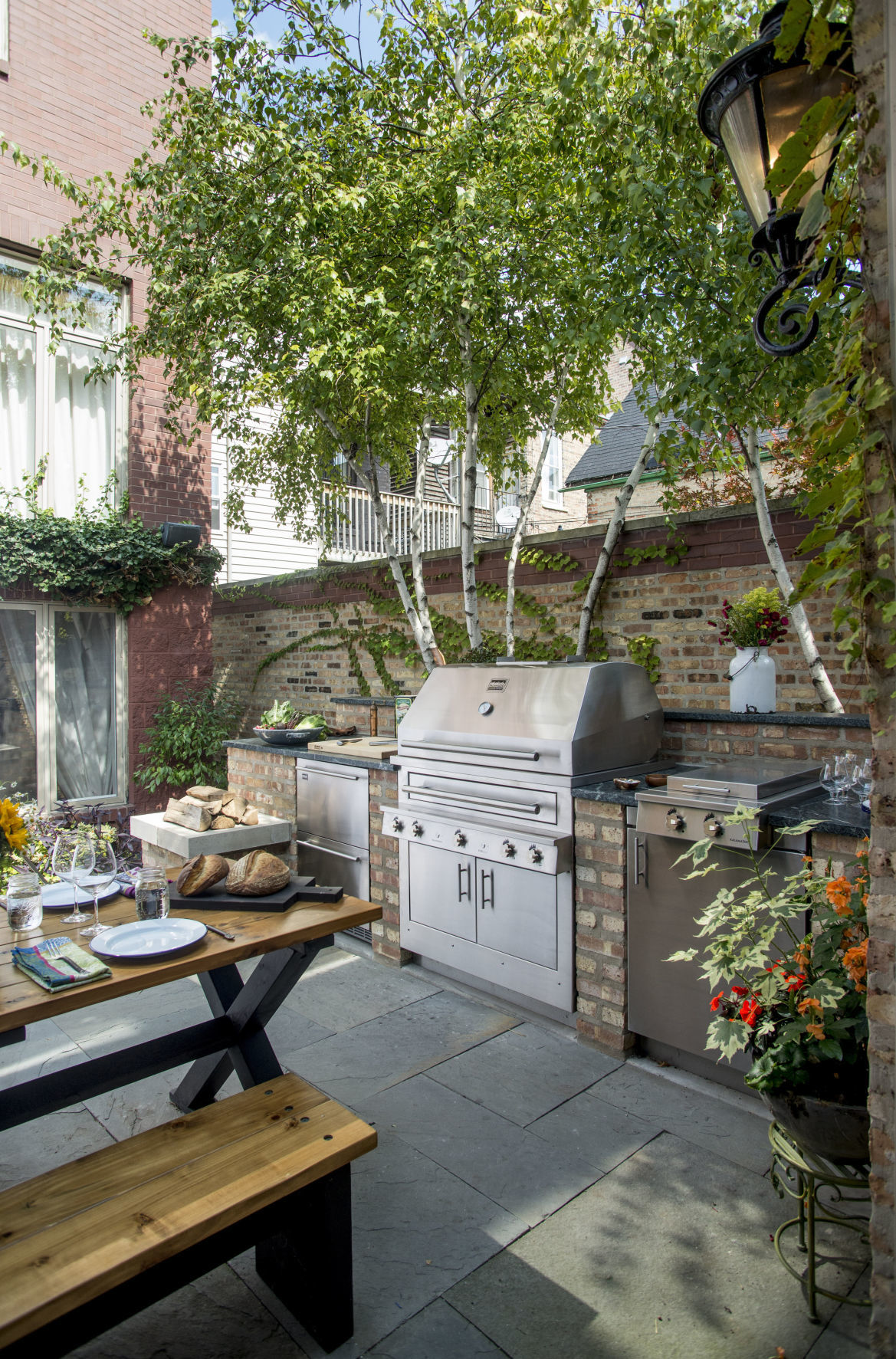 outdoor kitchen with cooktop