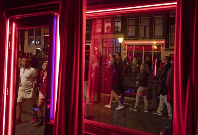 Amsterdam to ban tours of red-light district | Nyt ...