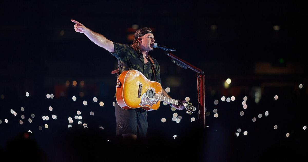 Review Wallen at Chase Field Music