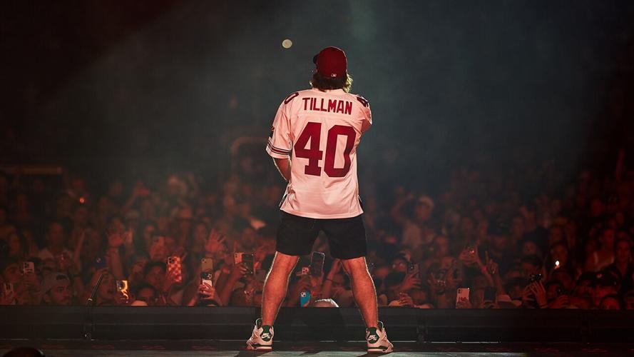 Review Wallen at Chase Field Music