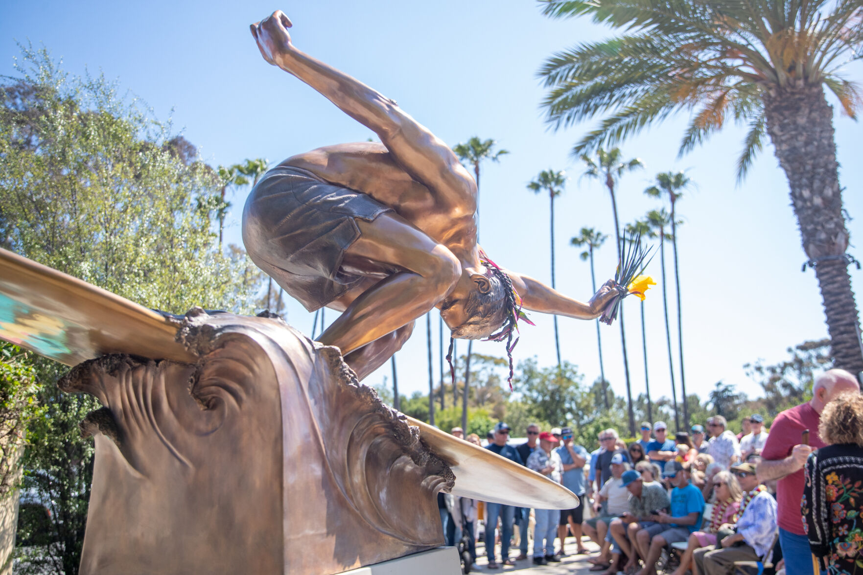 サーフオブジェ Statue of Surf Icon Mickey Munoz Unveiled at Watermen's Plaza