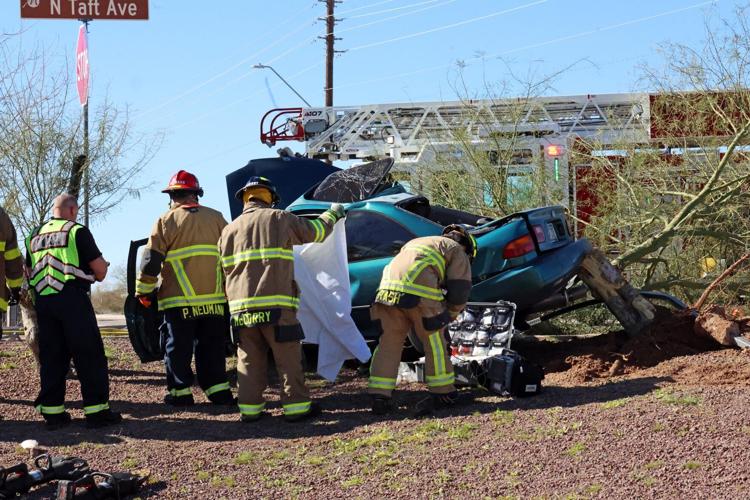 1 killed, 1 critically injured in singlevehicle crash in Maricopa