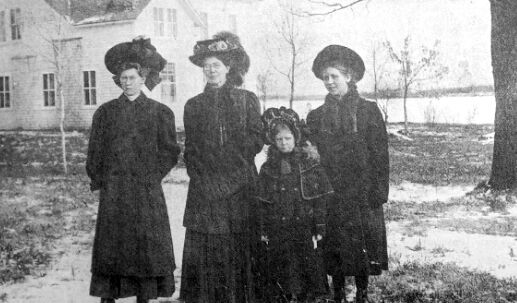Eva Redding Bede and her daughters