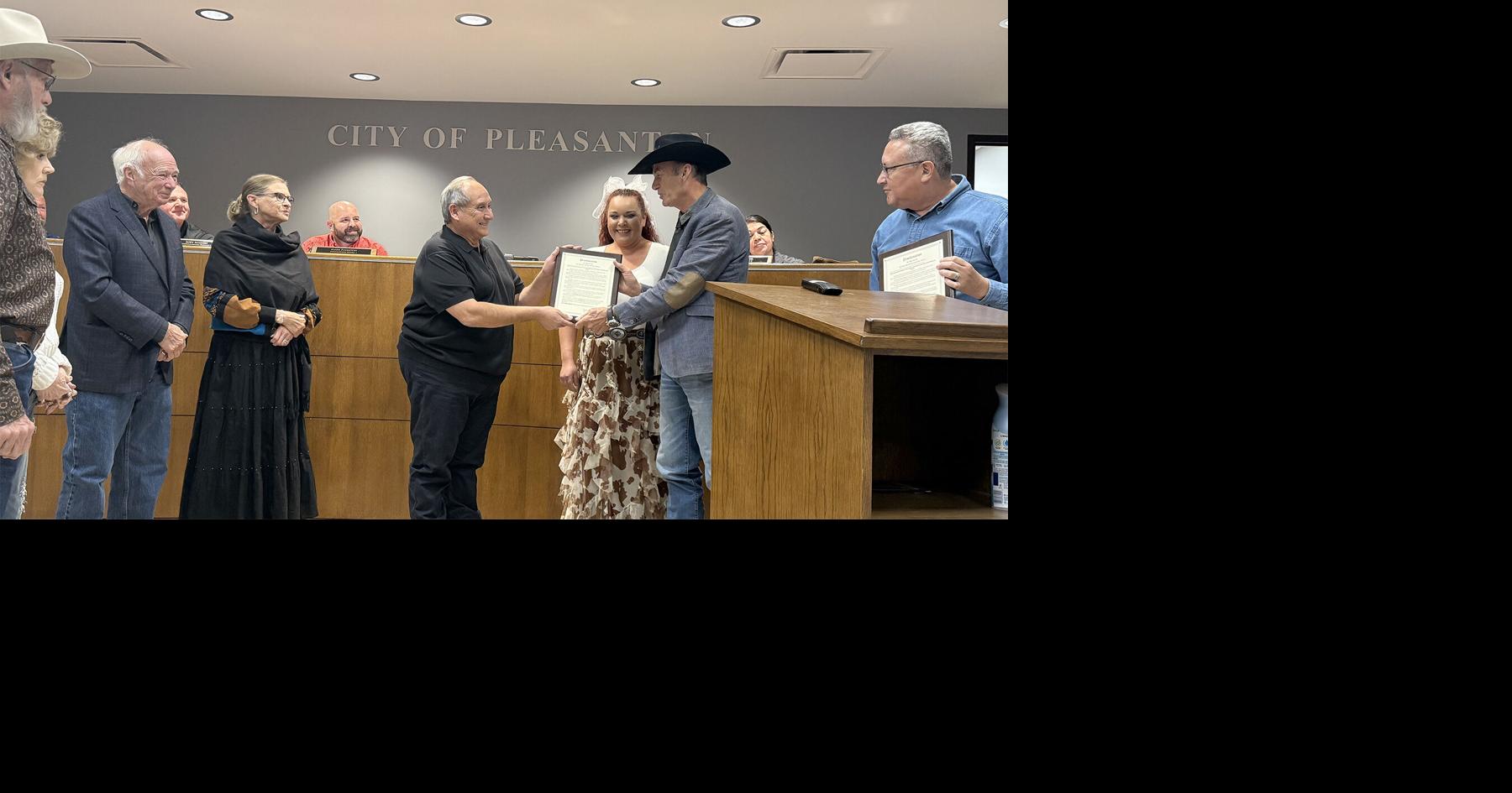 City honors Minus family, recognizes Pleasanton’s first newspaper