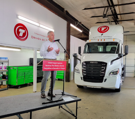 First all-electric Freightliner heavy-duty truck starts work in Portland | Business ...