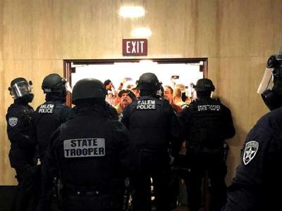 Far-right protesters disrupt Oregon legislature special session
