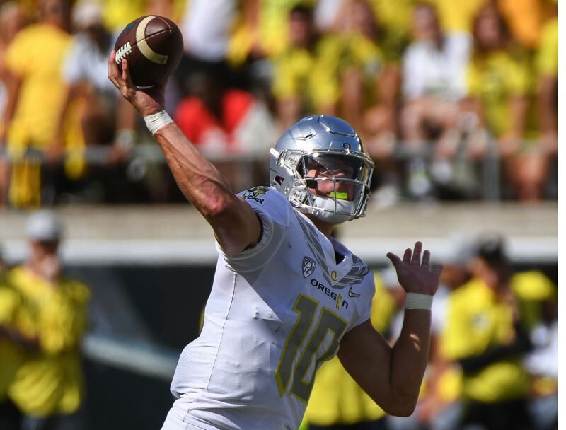 Oregon QB Justin Herbert could return from broken collarbone to