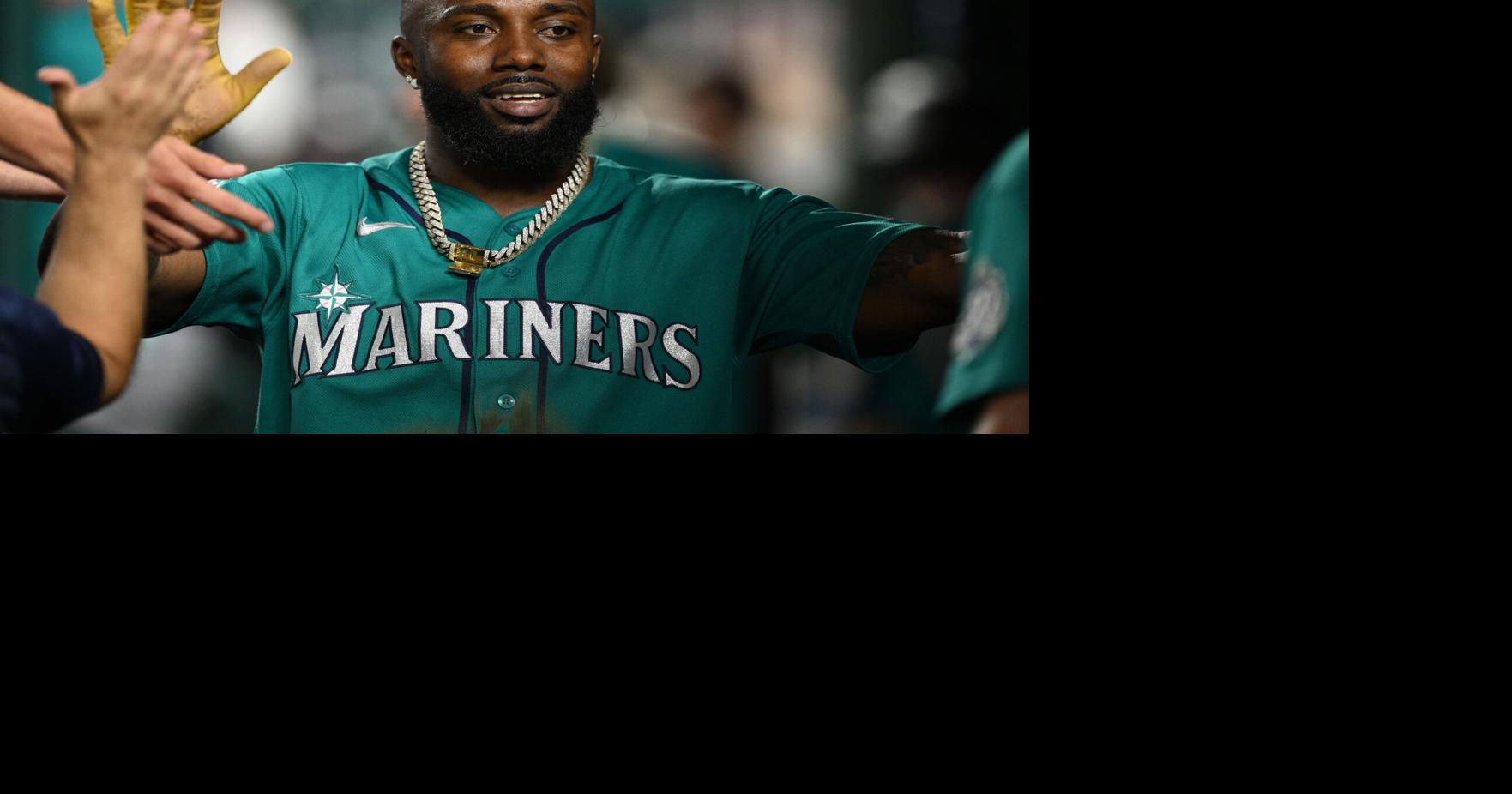 Mariners outfielder Randy Arozarena leaves with apparent leg injury