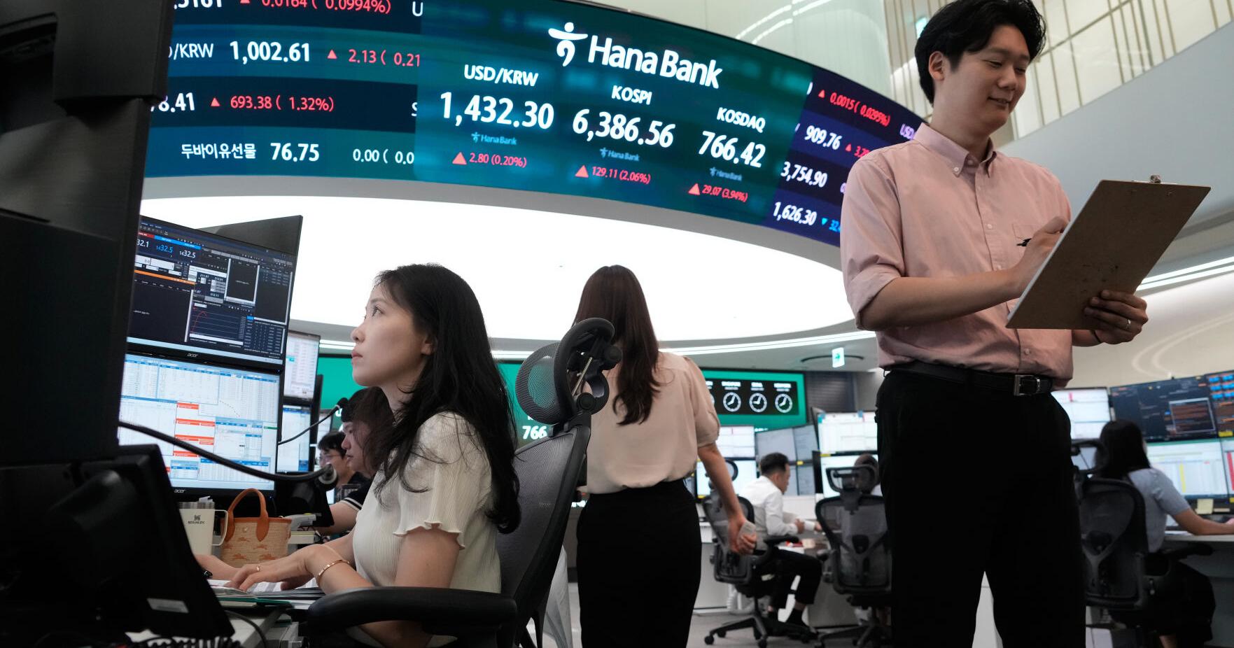S & P 500 rises 2 %, Dow jumps 1 , 000 points as profits keep piling up and oil prices ease