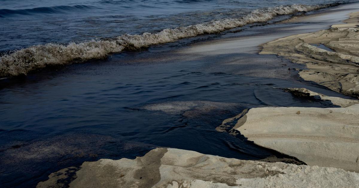 APTOPIX Emirati Oil Leak APTOPIX Emirati Oil Leak