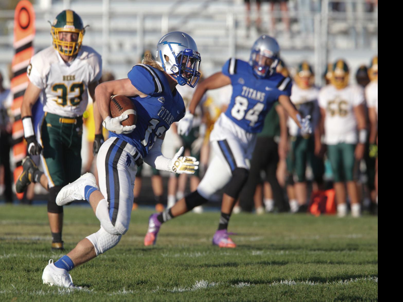 Titans Defeat Bees 32 20 For First Win In Program History