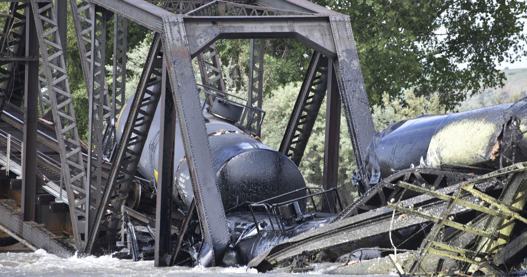No sign of threat from the hazardous train that plunged into Yellowstone River, regulators say - Vimarsana News