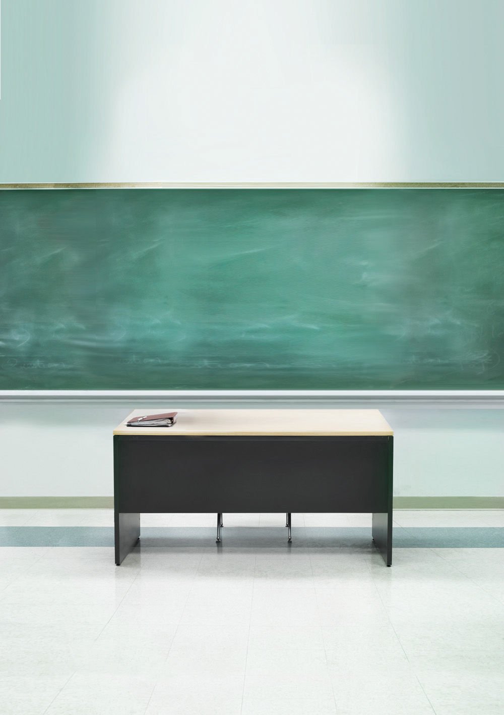 Resultado de imagen de empty teachers desk
