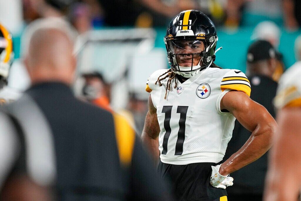 Kenny Pickett of the Pittsburgh Steelers poses with Damar Hamlin