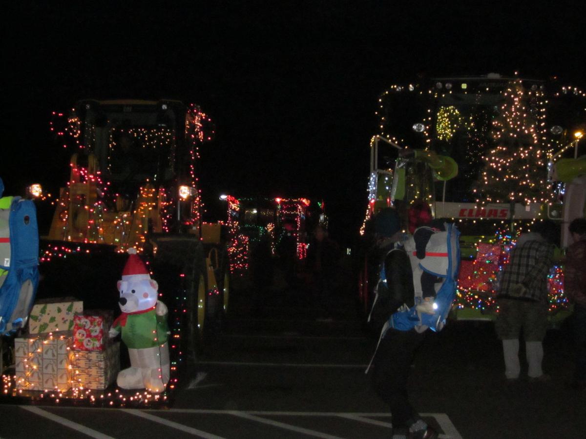Greenwich Holiday Lighted Tractor Parade draws enthusiastic