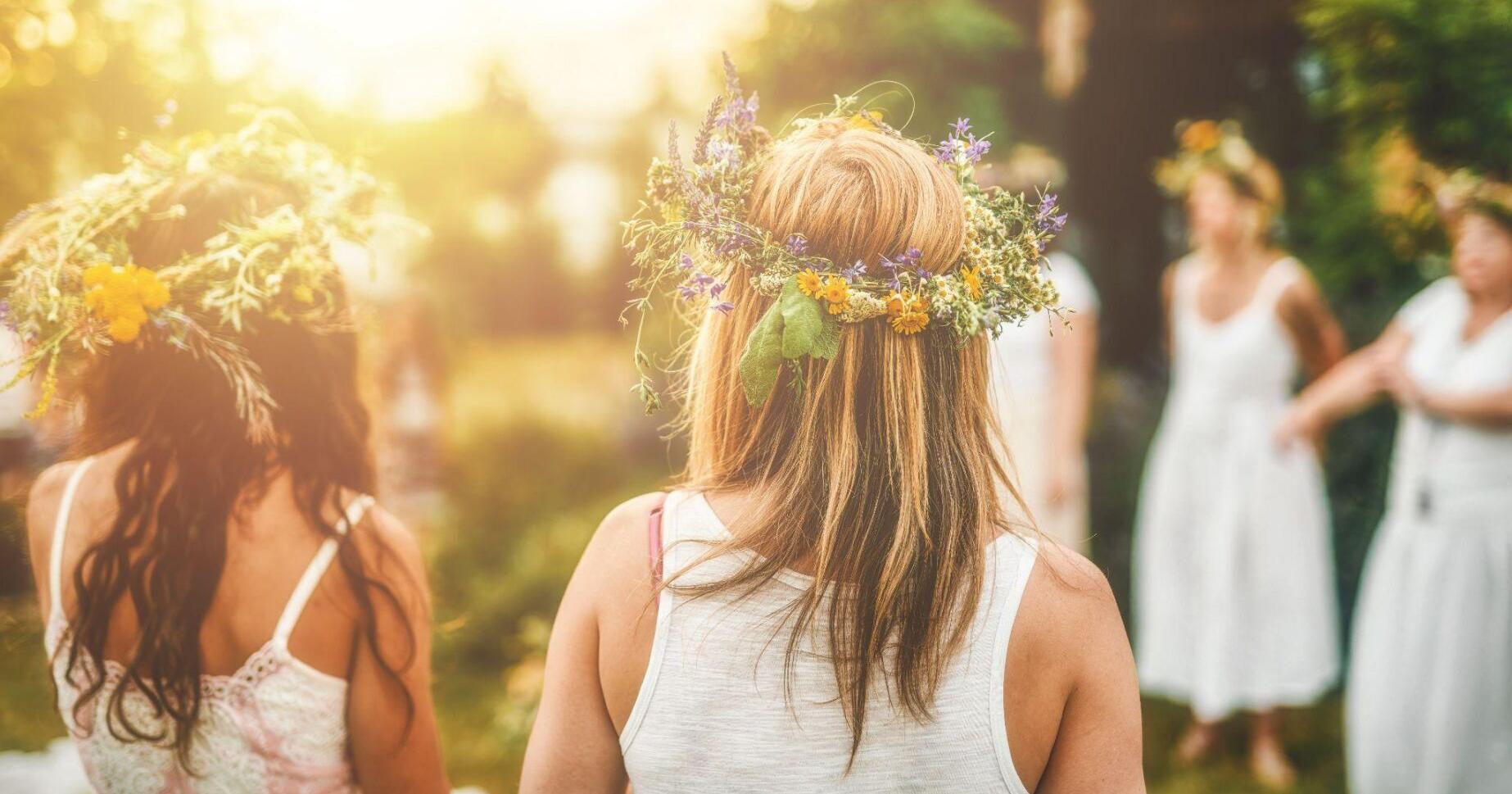 Tarot and tealights: 12 tips for hosting a magical summer solstice soirée - Vimarsana News