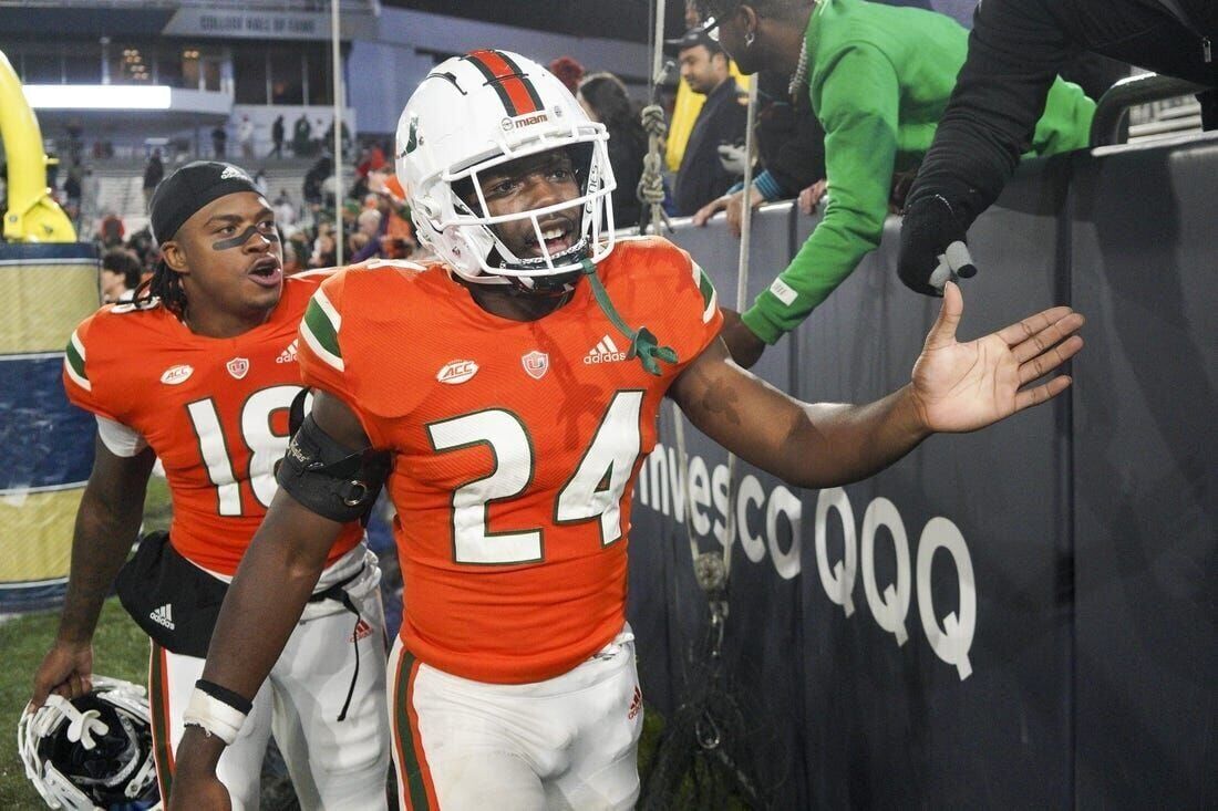 Miami Hurricanes move up in AP poll despite bye week