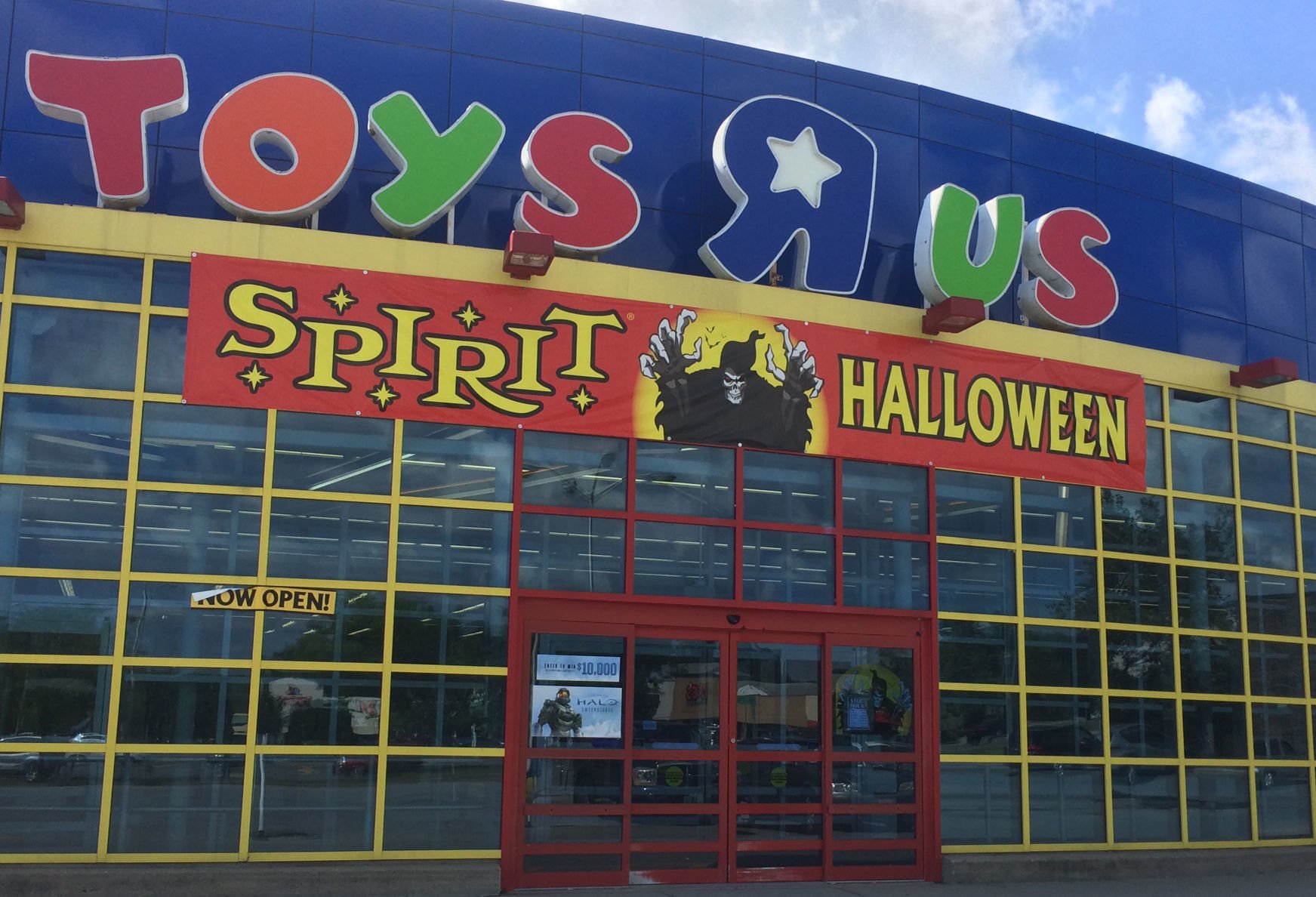 Spirit Halloween opens at old Toys R Us 