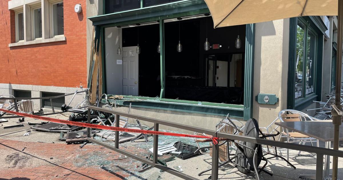 Vehicle drives into the window of Downtown Social restaurant |  Accident-and-accident