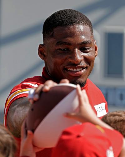 Chiefs' Jody Fortson Reacts After Helping Fan 'Get Paid'