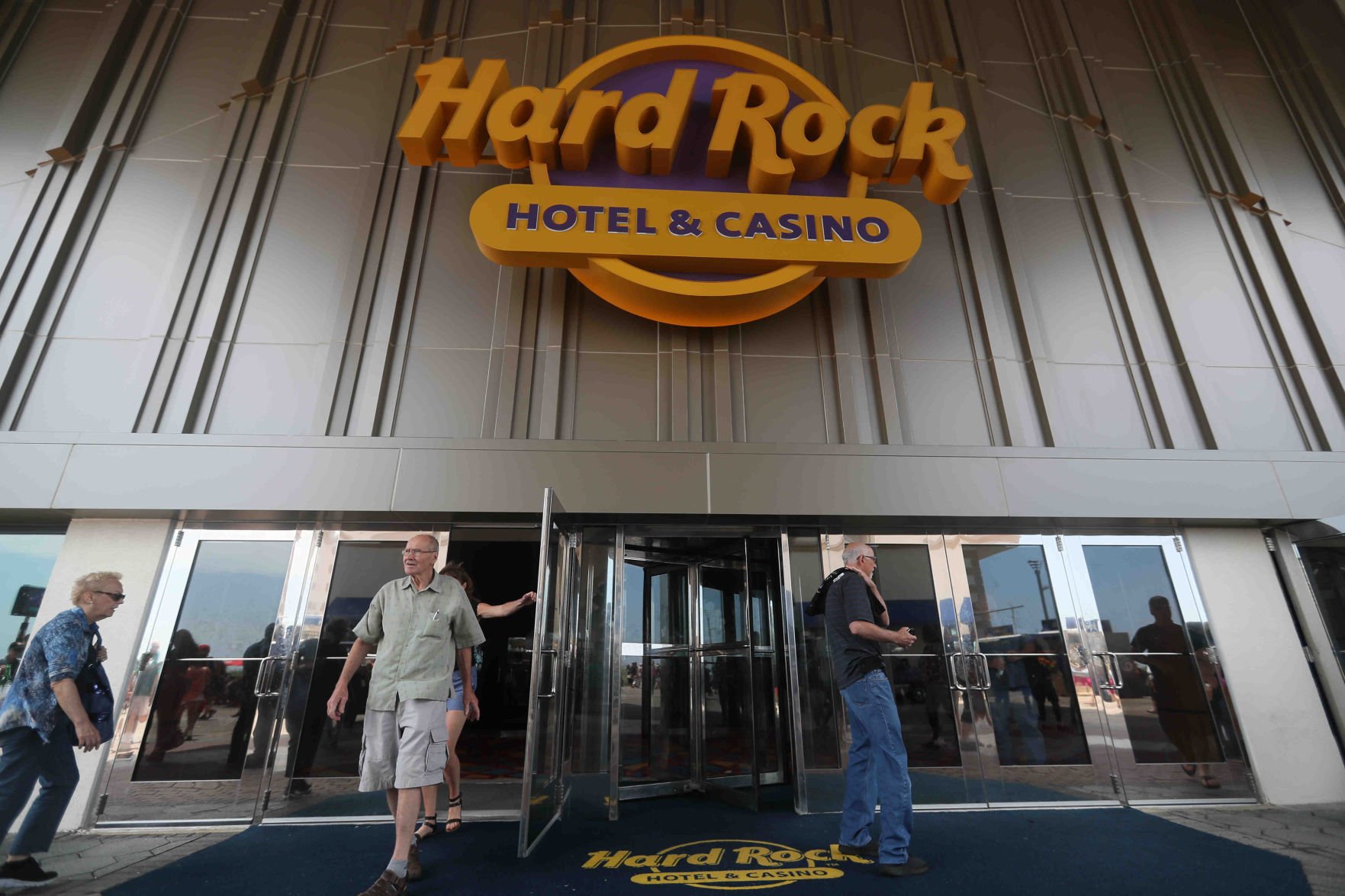 hard rock casino dealer salary
