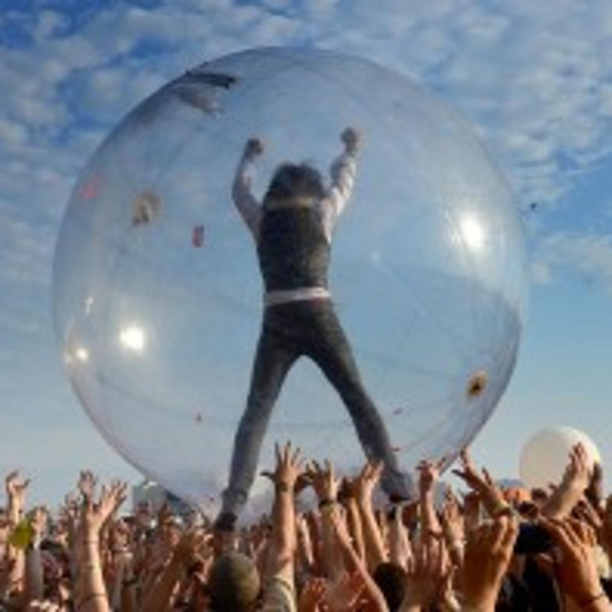 Flaming Lips climb into giant bubbles and channel their inner "Wizard of  Oz" with Pink Floyd-themed set | Archive | pressofatlanticcity.com