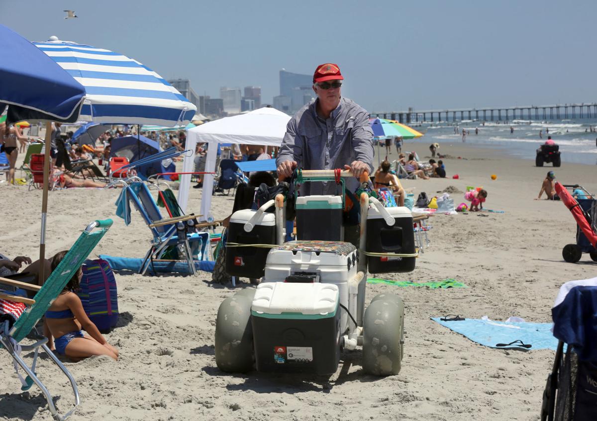 Selling ice cream on the beach is a science and a tradition The