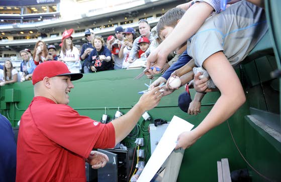 Mike Trout signing Autographs for everyone!
