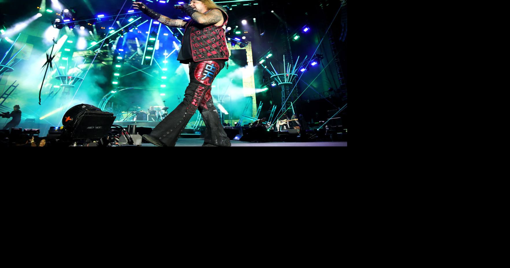 Mötley Crüe singer Vince Neil falls on his face at AC show
