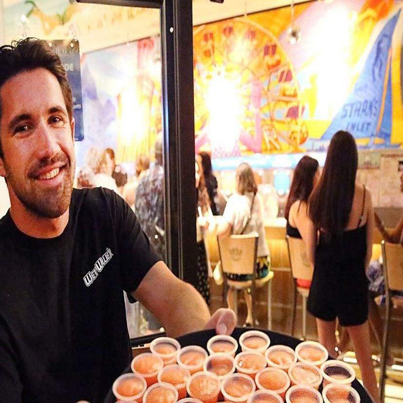 Wet Willie S Keeps The Night Interesting With Frozen Daiquiri Bar