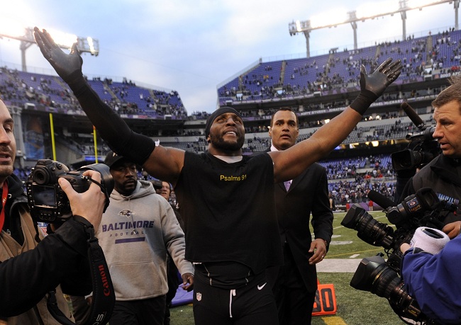 Ravens roll Colts in Ray Lewis' final home game