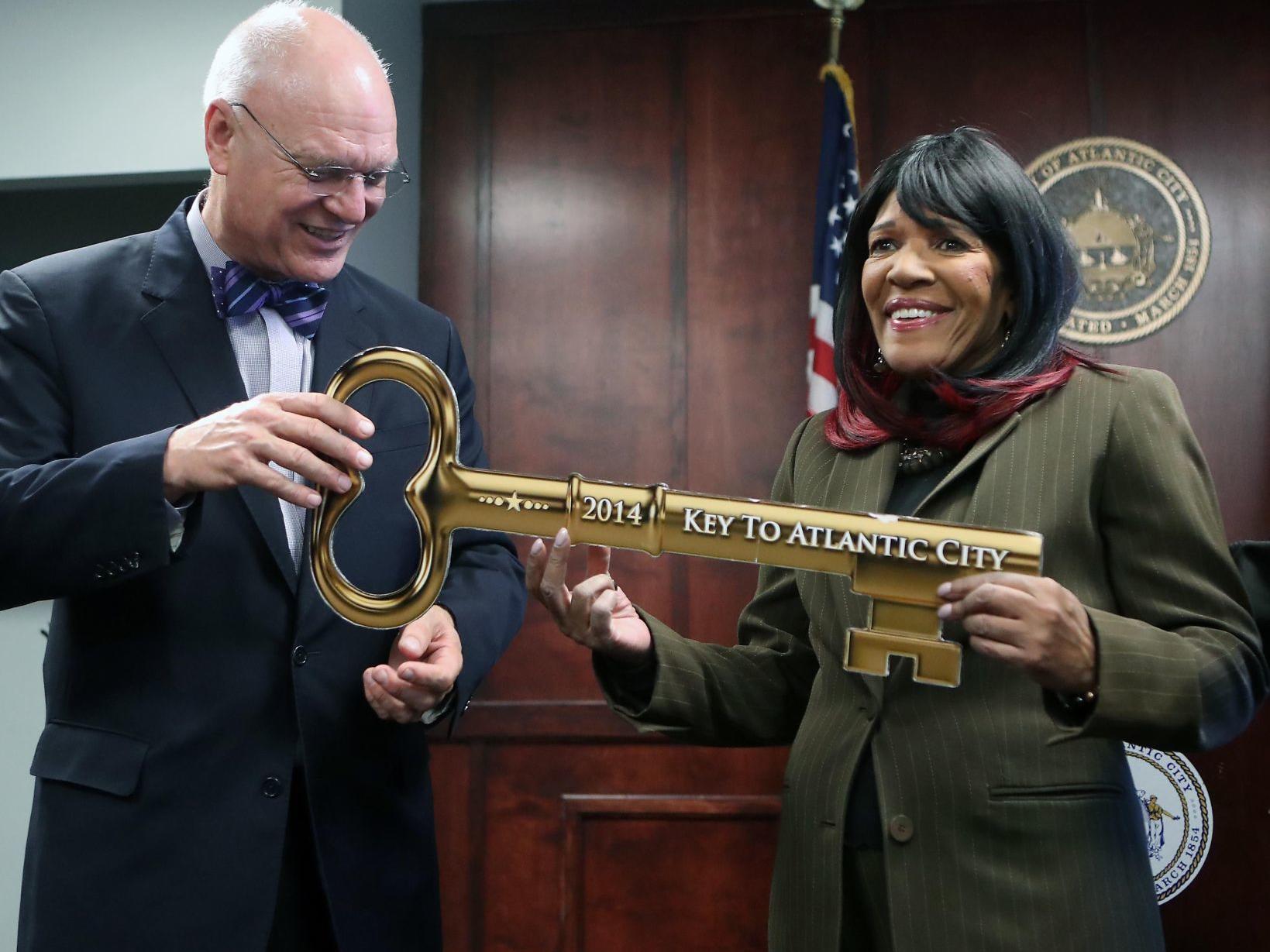 Atlantic City Singer Receives Key To The City Casinos Tourism Pressofatlanticcity Com