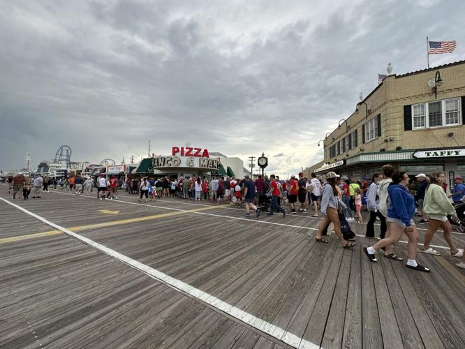 Fans flock to Ocean City Boardwalk to meet Phillies greats, Phanatic at  Manco & Manco