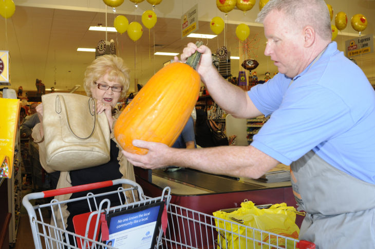 Mike Trout Feeds ShopRite Employees in Millville