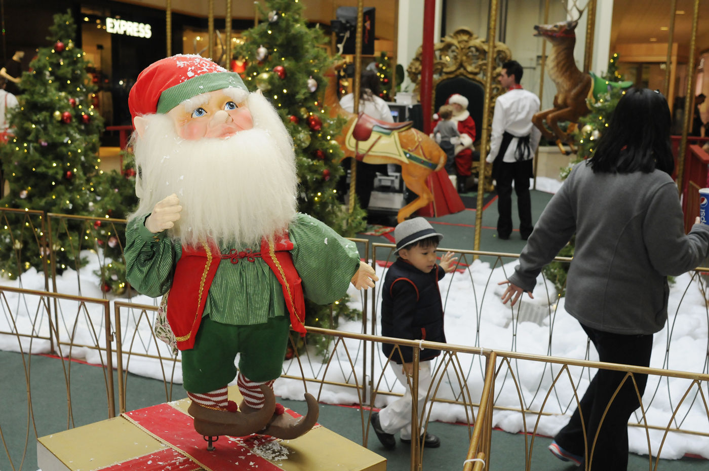 Hamilton Mall shoppers in for a treat