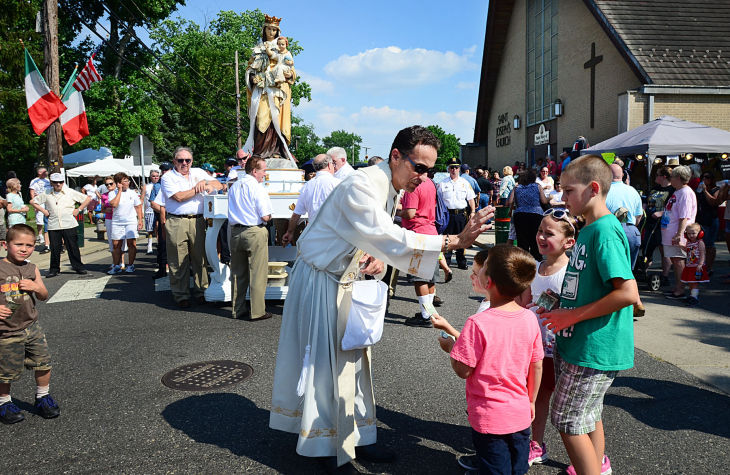 Y17 Mount Carmel parade