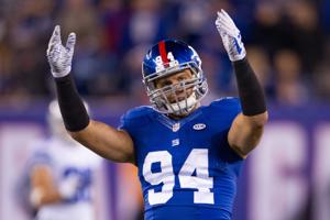 Giants linebacker Mark Herzlich celebrates with crowd during fourth quarter against Cowboys at MetLife Stadium, October 25, 2015