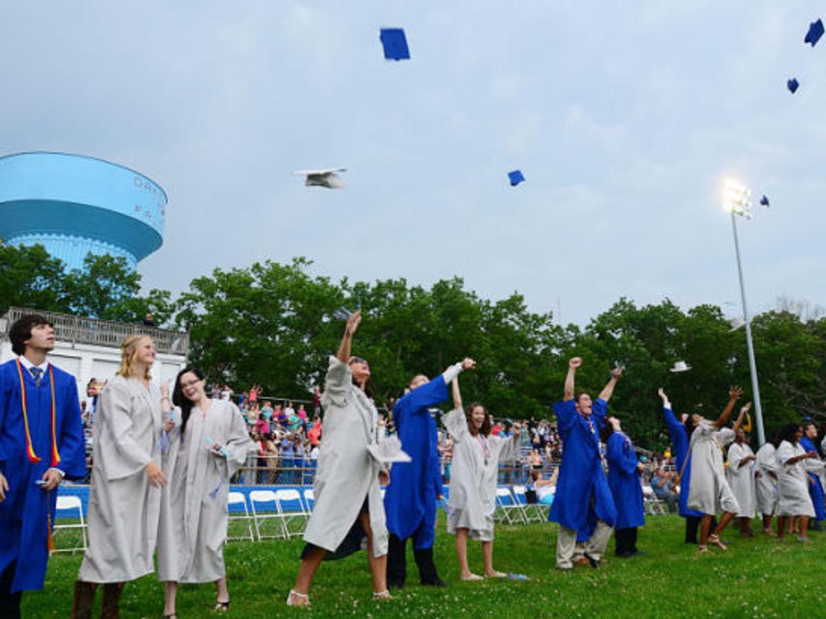 Thunderclaps For Graduates At Oakcrest High School In Mays Landing Latest Headlines Pressofatlanticcity Com Oakcrest High School 2022 Graduation Date