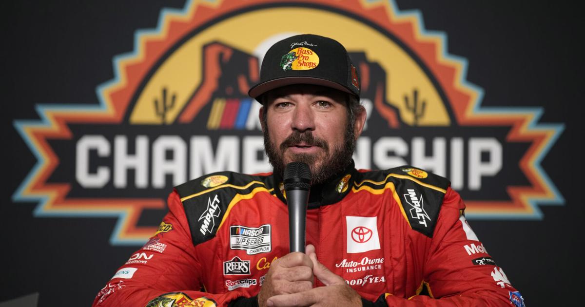 Fellow NASCAR drivers give Martin Truex Jr. standing ovation