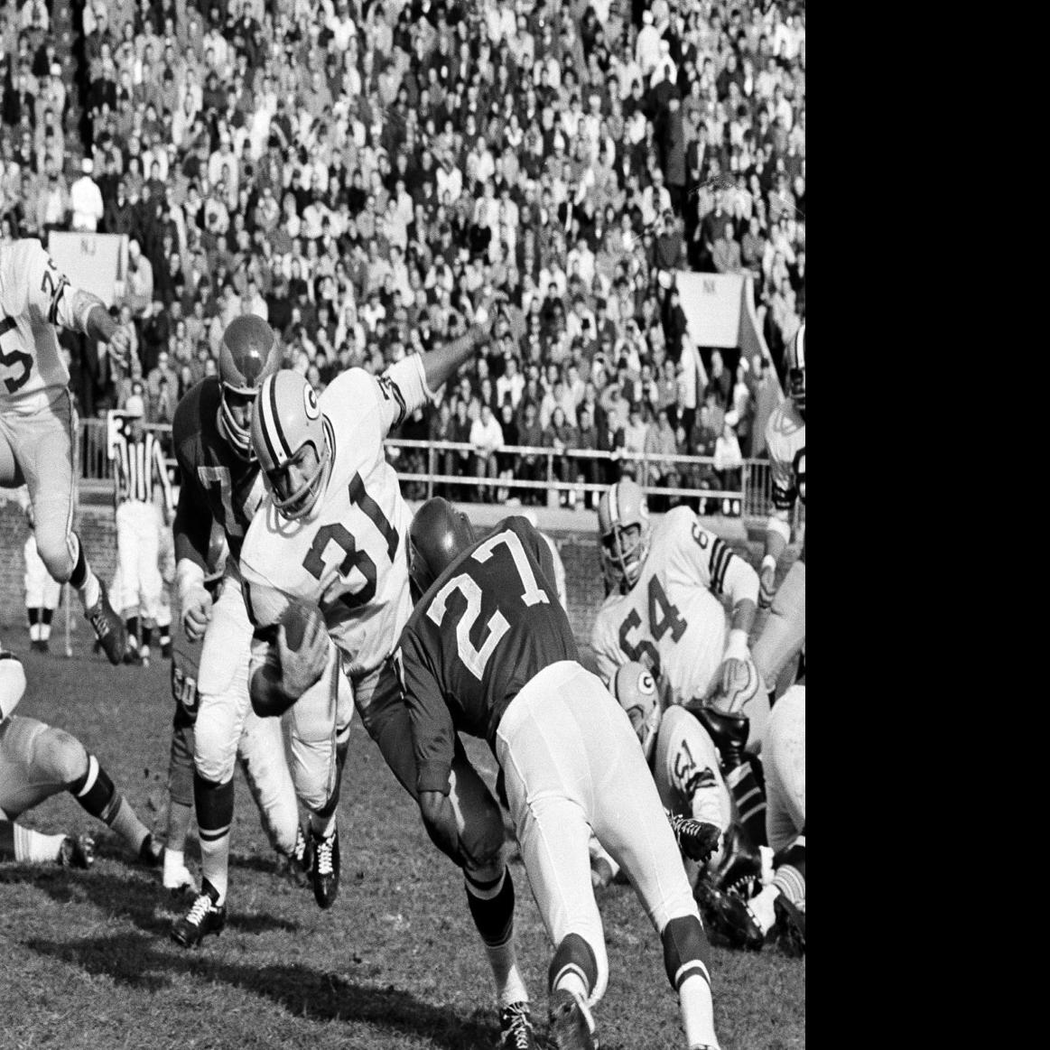 Ex-Eagles star and NFL broadcasting pioneer Irv Cross dies at 81