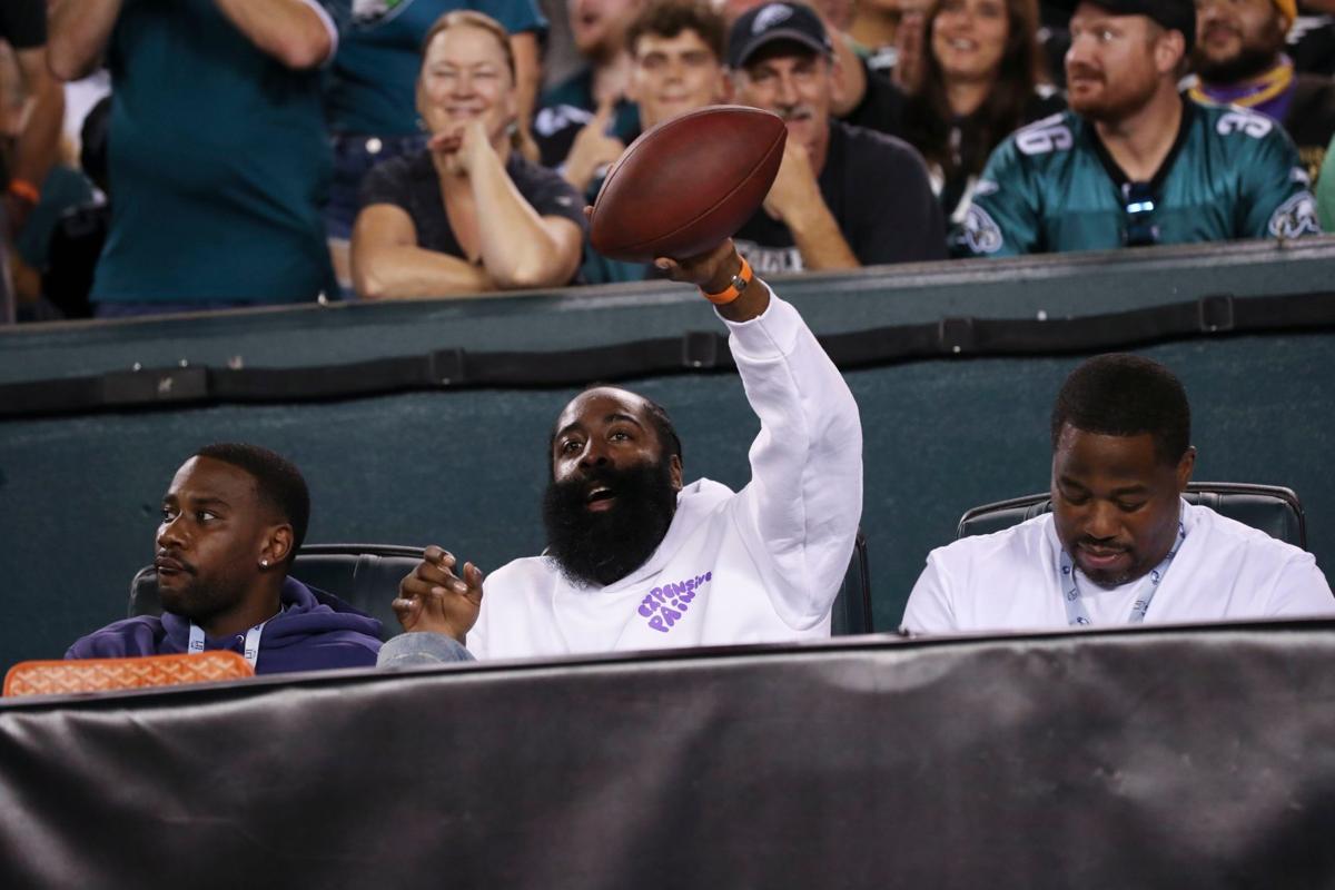 bradley cooper at eagles game tonight